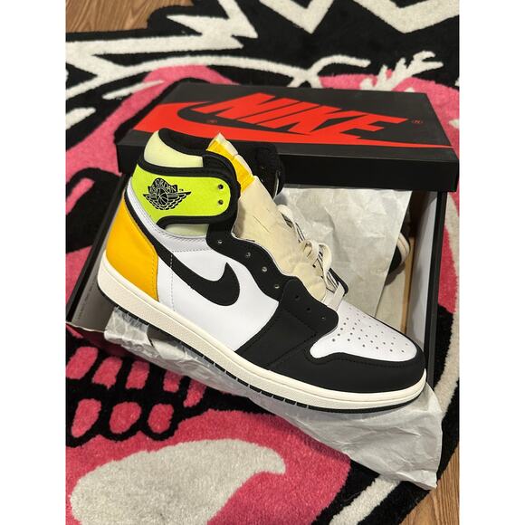 Jordan 1 Retro High White Black Volt University Gold  9.5 - Picture 9 of 11
